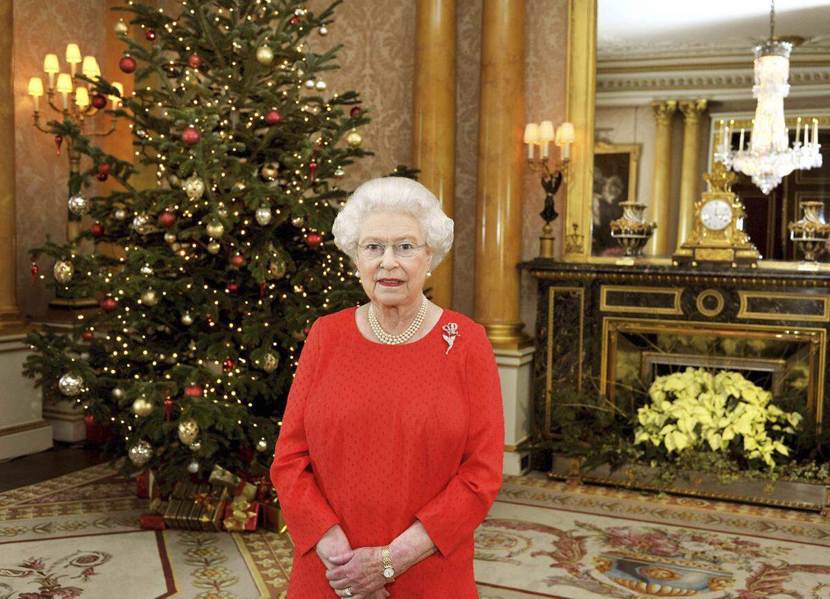 Einige Tage zuvor hält Queen Elizabeth schon eine Rede im Buckingham Palace. Am heiligen Abend soll sie nach dem Essen das Brettspiel Scrabble lieben.