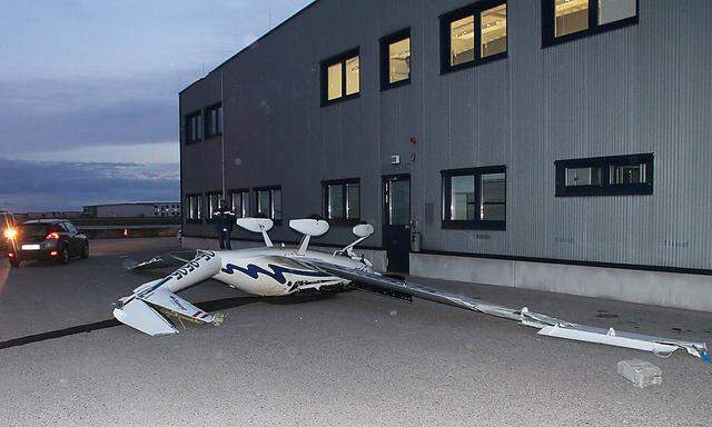 Auf dem Flugfeld in Wiener Neustadt stürzten mehrere Flugzeuge um