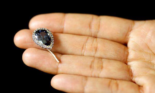 Dieser blaue Diamant einer spanischen Königin aus dem 18. Jahrhundert ist bereits im Mai 2018 für 5,6 Millionen Euro versteigert worden. Damit lag das als "The Blue Farnese" bekannt gewordene Juwel deutlich über dem Schätzpreis von bis zu vier Millionen Euro, wie das Auktionshaus Sotheby's mitteilte.    
