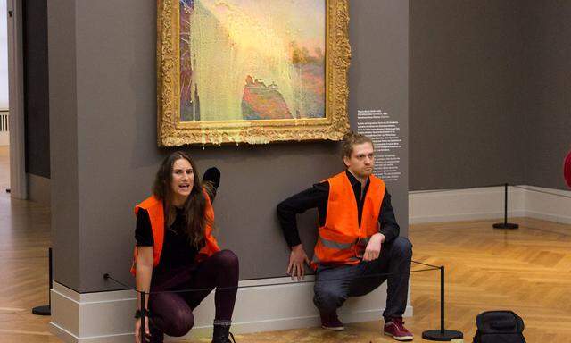 Im Museum Barberini in Potsdam hatten unlängst zwei Klimaaktivisten Kartoffelbrei auf die Glasscheibe des Bildes „Les Meules“von Claude Monet geschüttet.