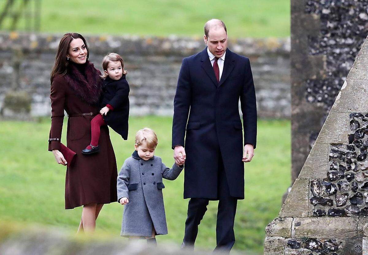 Auch Prinz William und Catherine, die Herzogin von Cambridge (beide 35) feiern das Fest tradtionell mit ihren Kindern Prinz George und Prinzessin Charlotte abwechselnd in Sandringham - wo die Familie ebenfalls ein Landhaus besitzt - und bei den Eltern der Herzogin, Carole und Michael Middleton, in der englischen Grafschaft Berkshire unweit von London. So auch vergangenes Jahr (im Bild) - heuer sind die Cambridges wieder in Sandringham mit von der Partie.