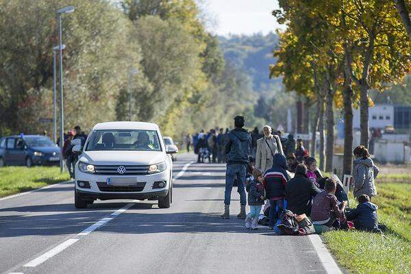 Die Einsatzkräfte versuchten die Menschen zu überreden, wieder umzukehren und auf die geplanten Busse zu warten, erklärte Polizeisprecher Fritz Grundnig. Doch die Menschen ließen sich von ihrem Entschluss zunächst nicht abbringen.