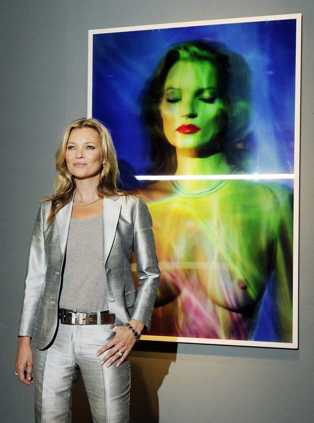 Den Start der Kate Moss Auktion des britischen Kaufhauses Christie's beehrte das Model selbst. Einen Monat lang sind die Bilder ausgestellt und sollen bei der Auktion am 25. September über eine Million Euro einbringen.