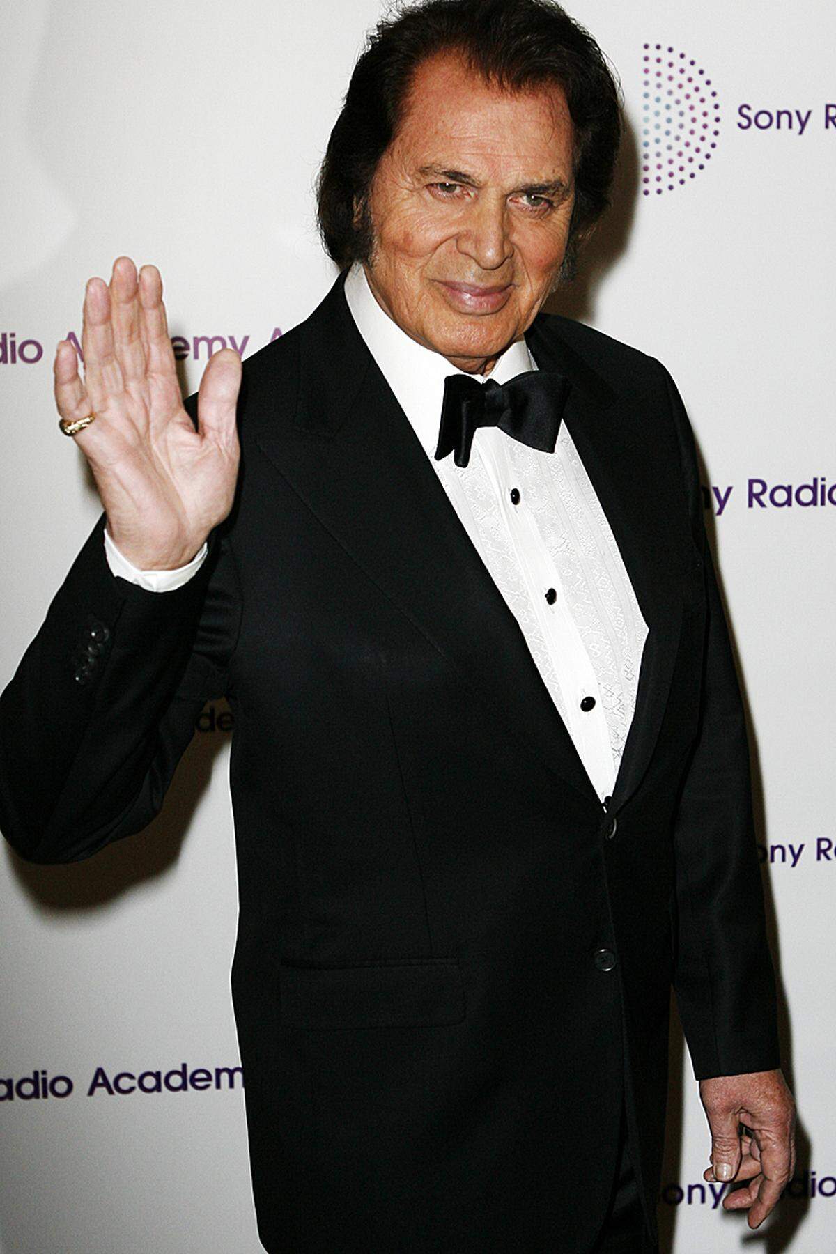 Der 76-jährige Schnulzensänger Engelbert Humperdinck will mit "Love Will Set You Free" den Song Contest 2013 nach Großbritannien holen. Die Chancen dafür stehen gar nicht mal so schlecht (Quote: 1 zu 11).