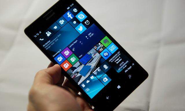 Lumia 950 XL Smartphone vor weißem Hintergrund