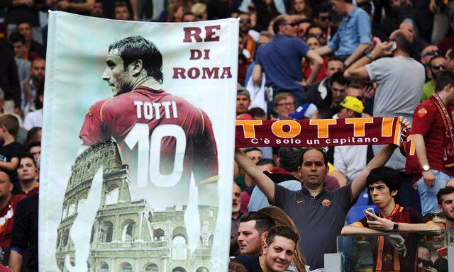 Sciarpe e striscioni per Francesco Totti Scarf and banner for Totti Roma 03 04 2016 Stadio Olimpico