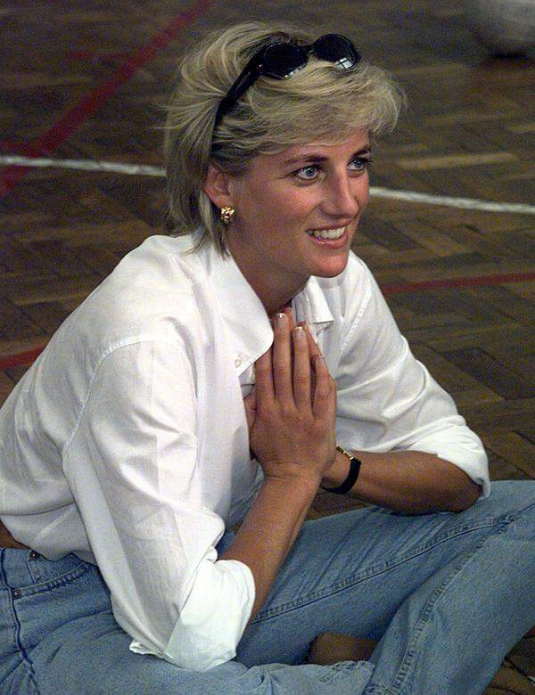 Prinzessin Diana zeigte sich volksnah und immer wieder in Jeans.