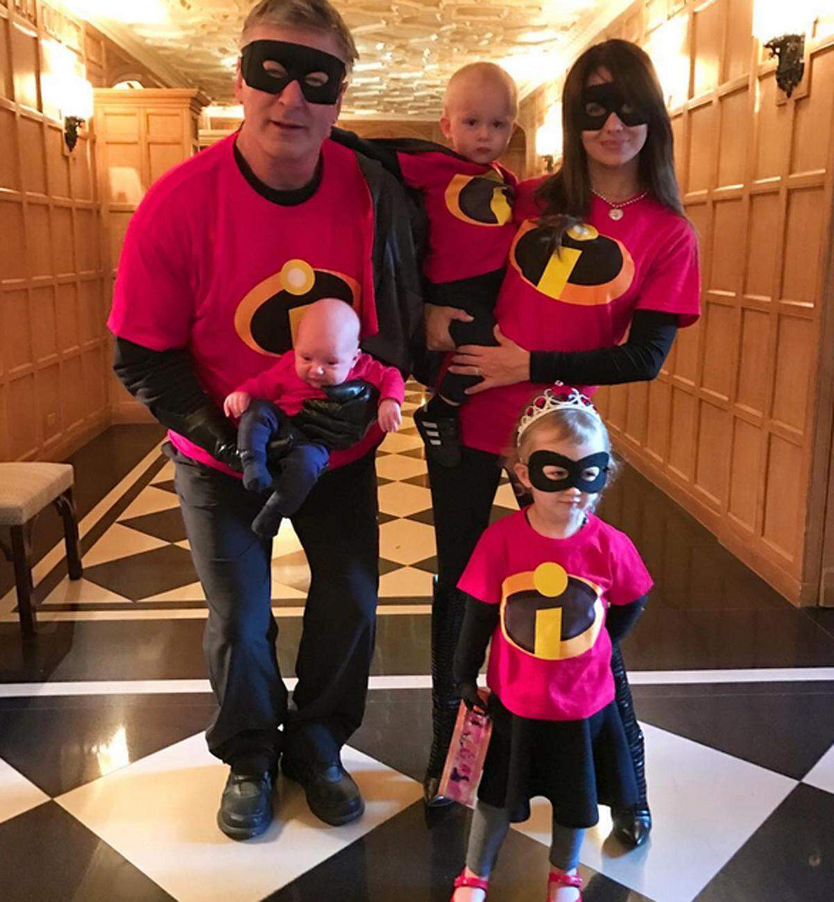 Alec Baldwin spazierte mit seiner Ehefrau und den Kindern als "The Incredibles" durch die Straßen New Yorks. Fazit: Mit drei kleinen Kindern bleibt die Kreativität auf der Strecke.