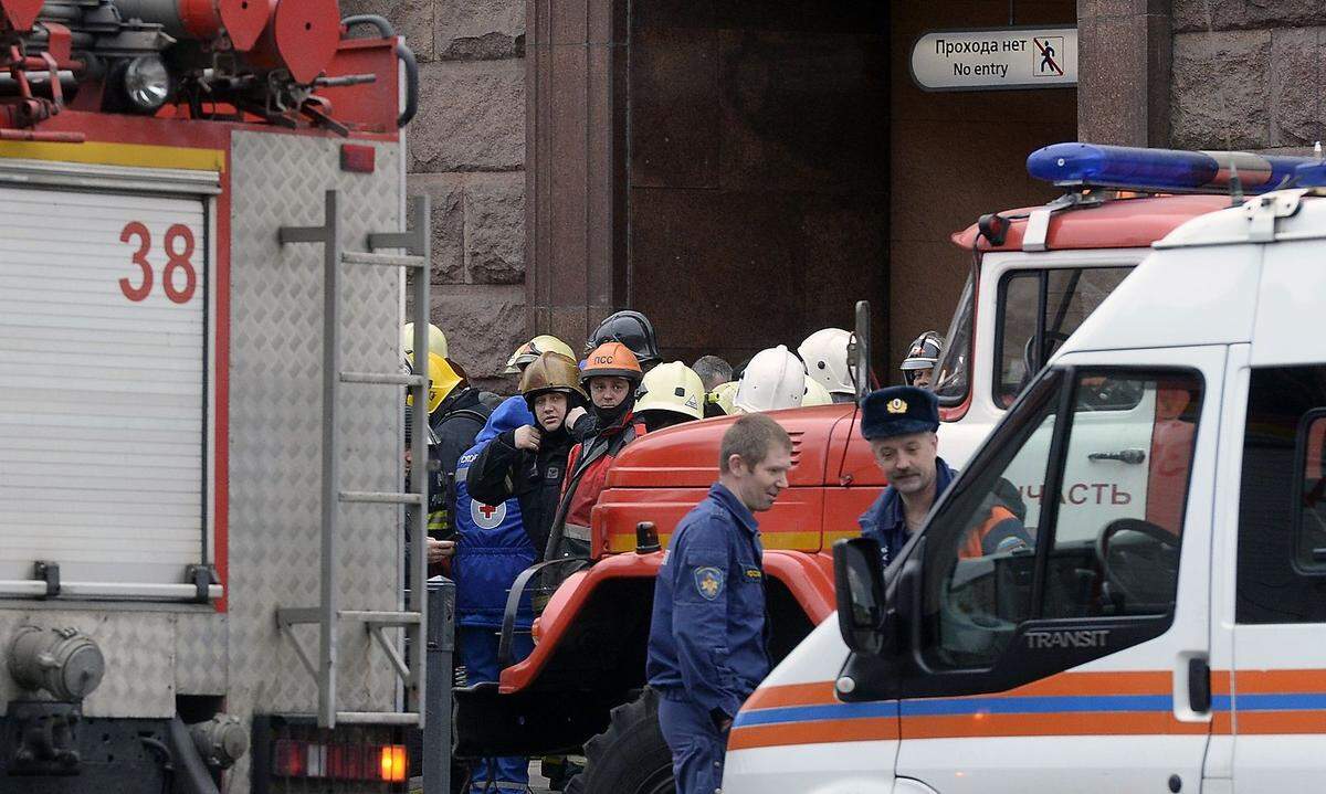 In der Vergangenheit hatte es mehrere Anschläge auf die U-Bahn in Moskau mit zahlreichen Toten gegeben. Die meisten davon wurden in Verbindung mit islamistischen Terroristen aus Tschetschenien gebracht. In St. Petersburg gab es bisher keine Anschläge.