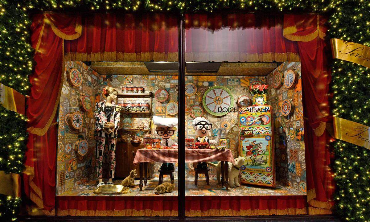 Harrods. Italo-Flair bringt in diesem Jahr Dolce &amp; Gabbana nach London. Nicht nur die Schaufenster wurden als sizilianisches Puppentheater inszeniert...