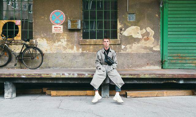 „Mein erstes Gucci-Teil war die Tasche. Die habe ich mir erarbeitet.“ Student und Modefan Pascal Christopher Marcy in einem Hinterhof in Wien-Landstraße.