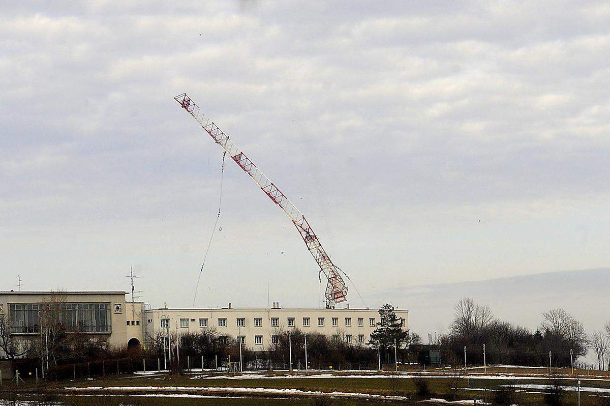 Doch es gab bereits höhere Gebäude. Bis 2010 führte der Nordmast der Senderanlage am Bisamberg nördlich von Wien das Ranking an. 2010 wurde das 265 Meter hohe Bauwerk gesprengt.