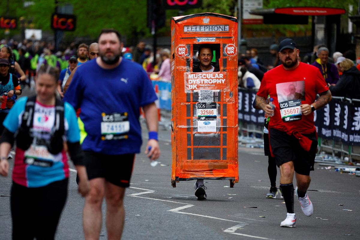 21. April. Nicht nur in Wien war am Sonntag Marathon, auch in London amüsierte ein Läufer mit Telefonzelle.
