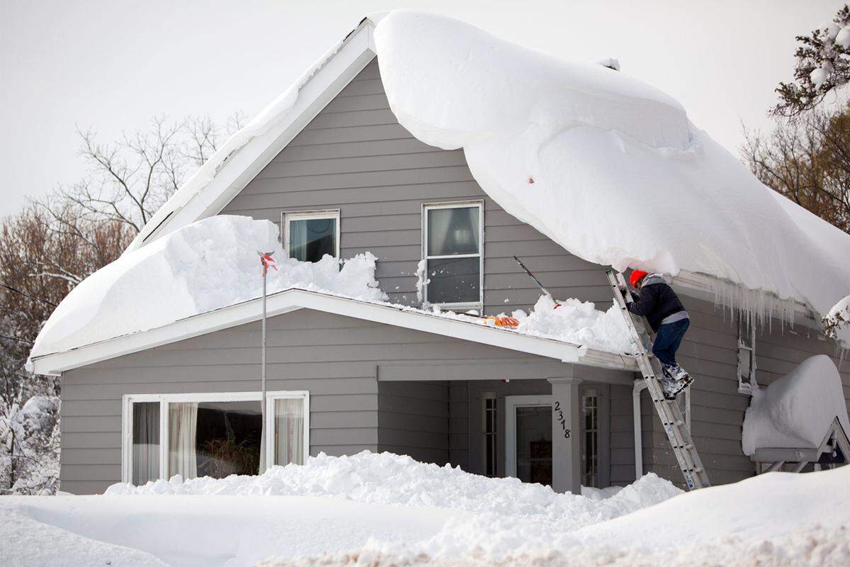 In Buffalo fiel mehr als ein Meter Schnee. Bürgermeister Byron Brown sprach von der größten Masse an Schnee seit mehr als 40 Jahren. "Es wird eine Weile dauern, den wegzuschaufeln", sagte Brown dem Fernsehsender CNN.