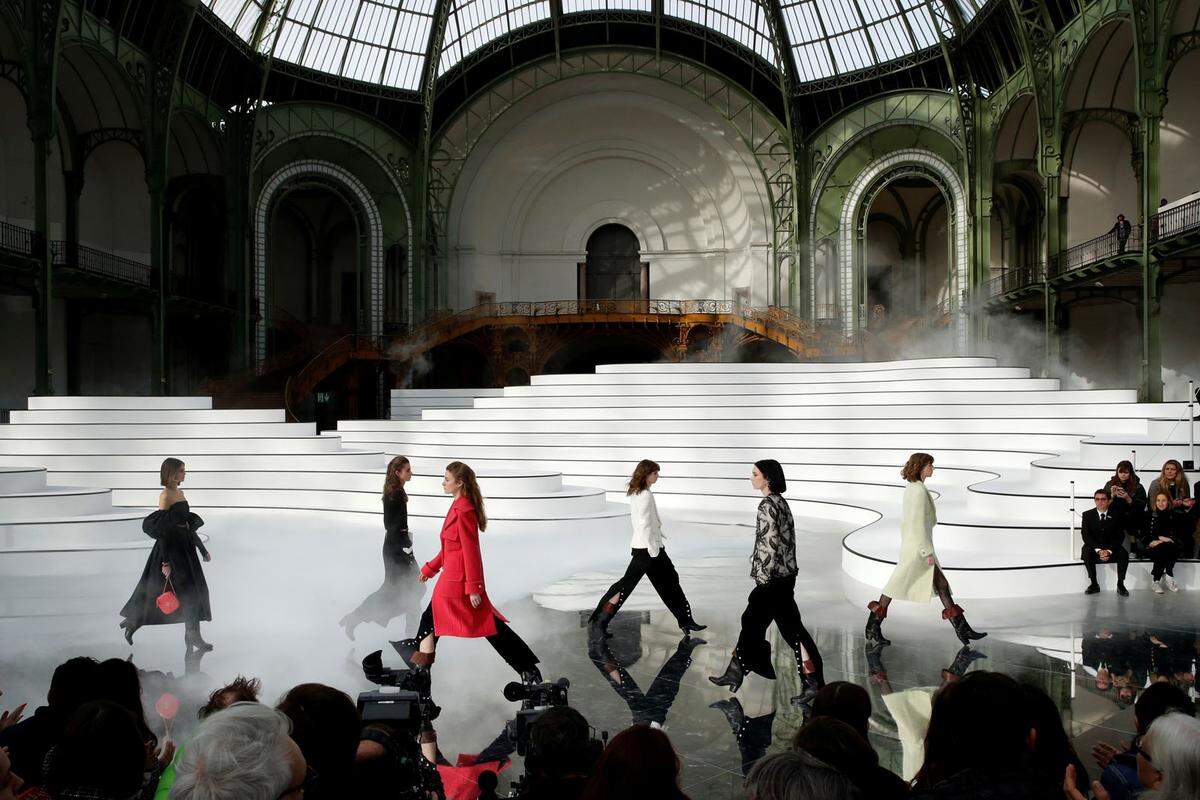 Nierenförmige weiße Gebilde und ein verspiegelter Laufsteg. Die Kulisse der Chanel-Show im Grand Palais war - verglichen mit jenen von Karl Lagerfeld, der auf Supermärkte oder Raketen setzte - zurückhaltend. Red: chrile  