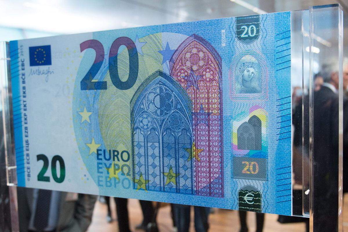 Ab dem 25. November können die Verbraucher in Österreich und den anderen Euro-Ländern die neuen 20-Euro-Banknoten in den Händen halten. Diese dritte Banknote der Europa-Serie wurde von der Nationalbank vorgestellt. Auch EZB-Chef Mario Draghi päsentierte in Frankfurt die neue Banknote.