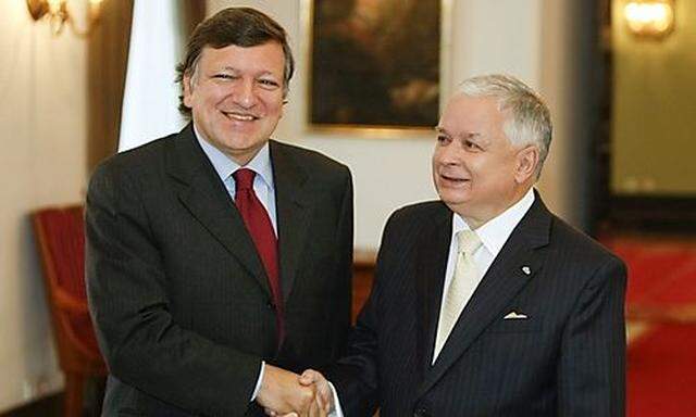 Polands President Lech Kaczynski welcomes European Commission President Jose Manuel Barroso before ts President Lech Kaczynski welcomes European Commission President Jose Manuel Barroso before t