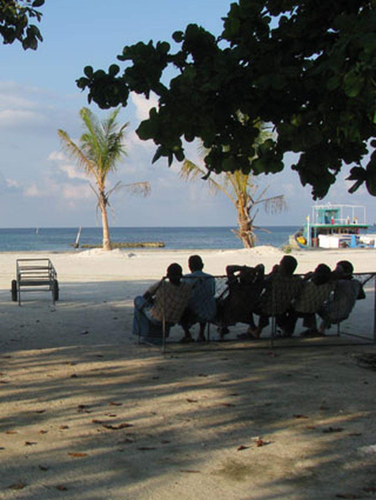 Mach mal Pause: Malediver in Hithadoo, der Hauptstadt des Seenu-Atolls