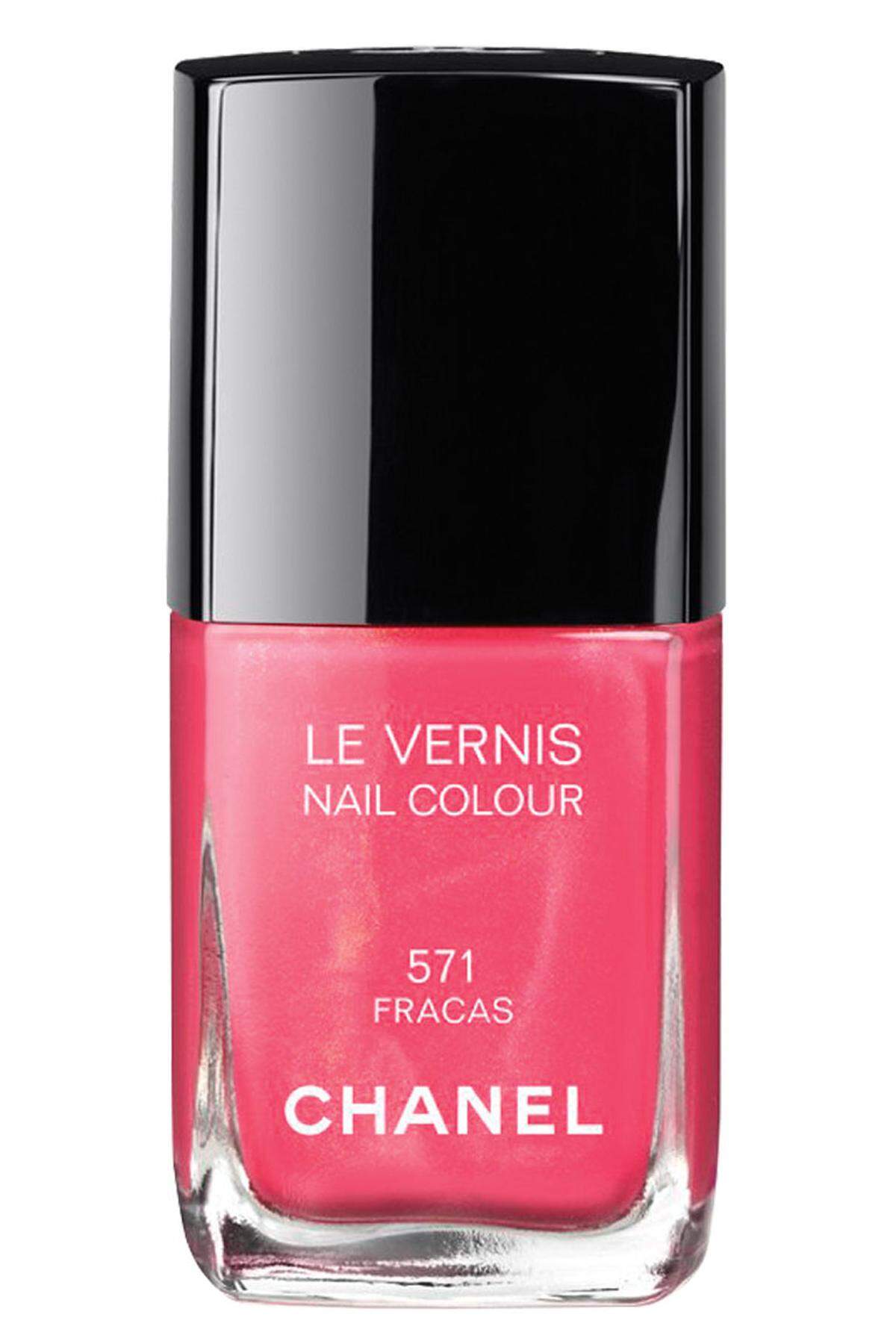 Die Namen der Frühjahrsneuheiten versprechen übrigens einiges: von einem „Printemps précieux“ über „Pretty Naughty“ und „kokettes Lila“ bis hin zu „Tropical Pink“.  Aus der Kollektion „Printemps précieux“ von Chanel der Nagellack in der Nuance „Fracas“, 25 Euro