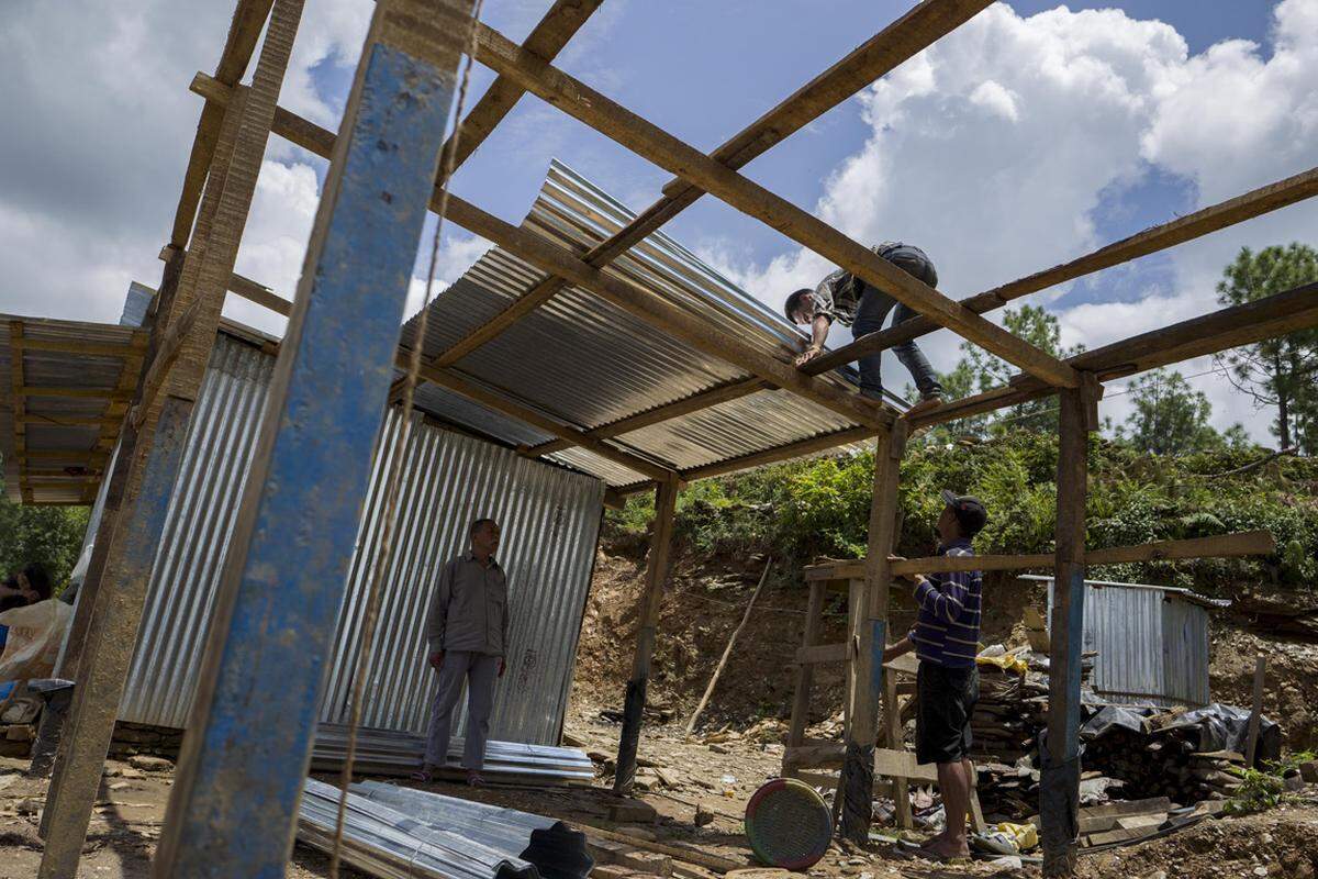Hilfsorganisationen stellen Wellblech und Werkzeug für die Errichtung von Notunterkünften zur Verfügung, damit die Menschen trocken durch die Regenzeit kommen. Jetzt, wo der Monsun aufhört, gilt es, stabilere Konstruktionen zu errichten und dafür zu sorgen, dass wieder mehr Normalität in das Leben der Betroffenen einkehren kann.