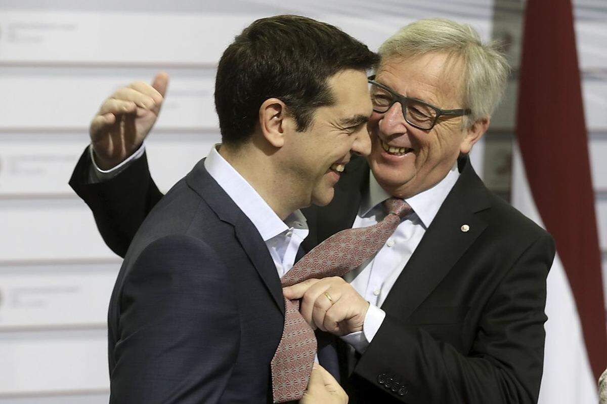 Juncker lieferte am Freitag in Lettland für die Fotografen eine Slapstick-Show ab. So bot Juncker dem griechischen Premier Alexis Tsipras seine Krawatte an, ...
