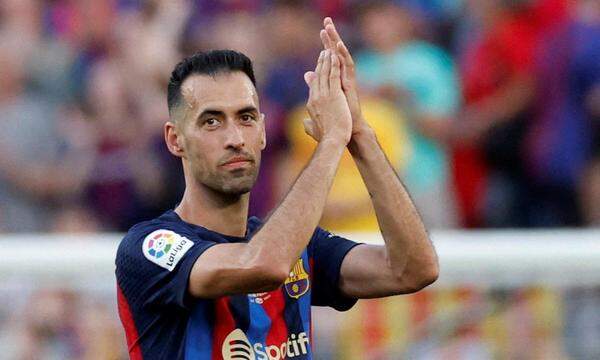 FILE PHOTO: Soccer Football - LaLiga - FC Barcelona v RCD Mallorca - Camp Nou, Barcelona, Spain - May 28, 2023
FC Barcelona's Sergio Busquets applauds fans as he is substituted during his last match for FC Barcelona at Camp Nou REUTERS/Albert Gea/File Photo