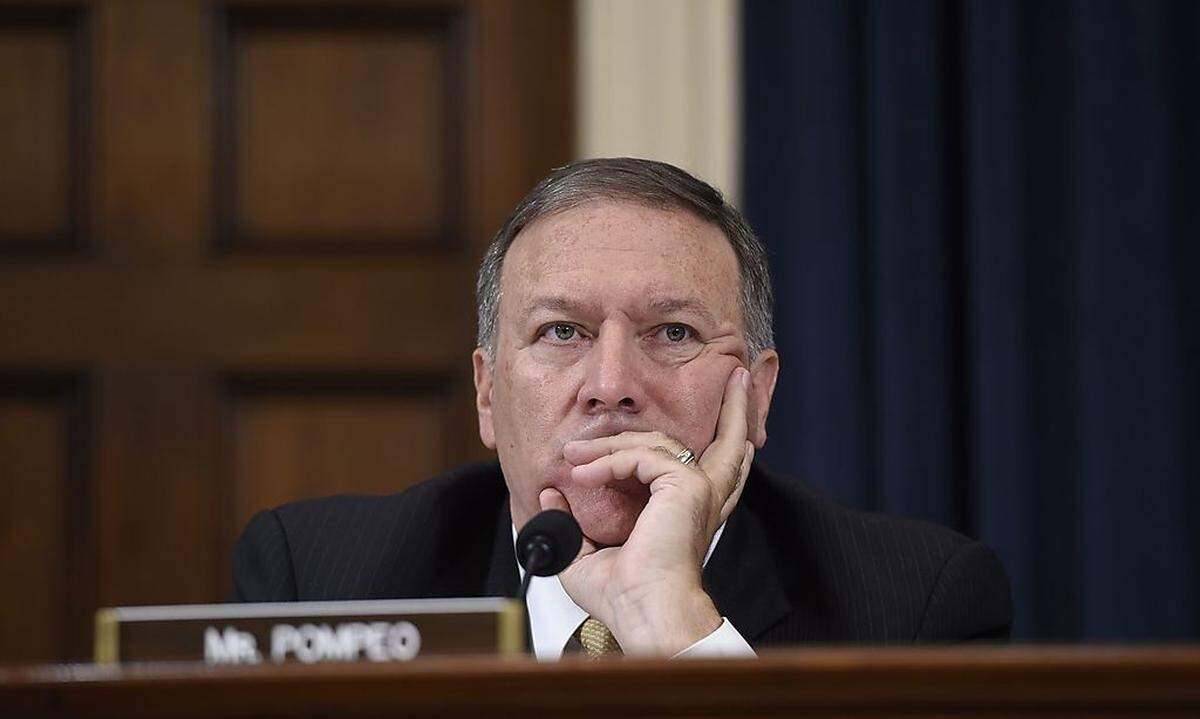 Ernannt durch US-Präsident Donald Trump hat Mike Pompeo das Amt des CIA-Direktors von John O. Brennan übernommen. Pompeo war fünf Jahre lang bei der United States Army und anschließend als privater Geschäftsmann tätig. Seit 2010 ist er politisch aktiv.