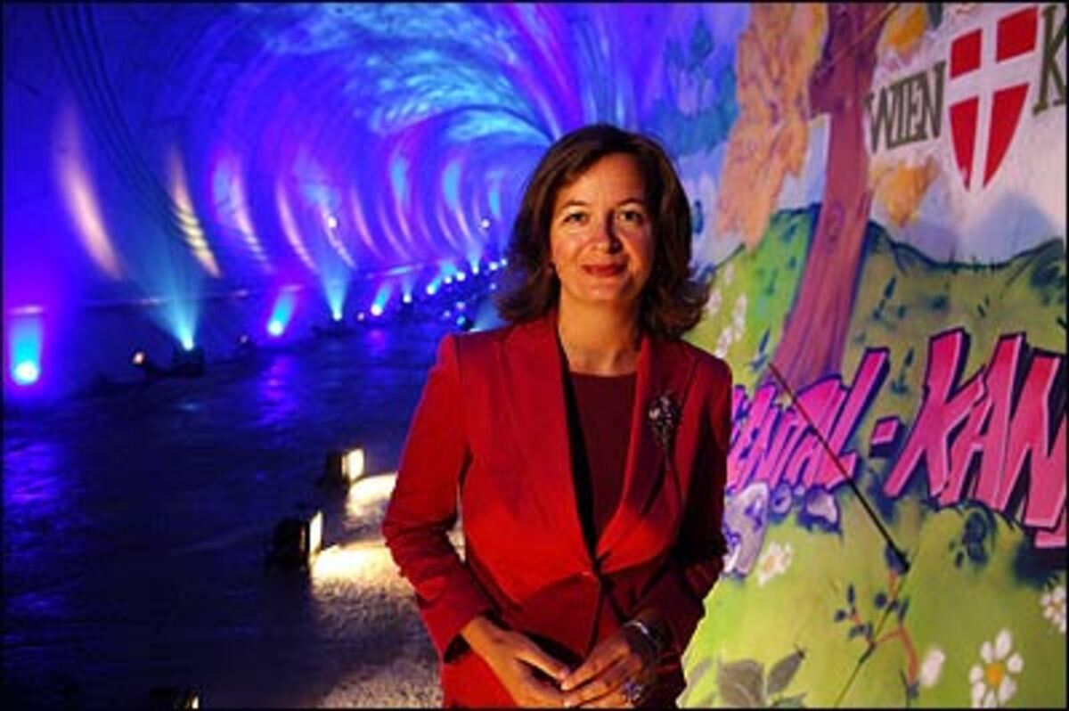 Die Wiener Umweltstadträtin Ulli Sima wird als ministrabel für das Gesundheitsressort gehandelt. Sima hatte erstmals mit dem "Gentechnik"-Volksbegehren - nocht tätig bei der Umweltschutzorganisation "Global 2000" - auf sich aufmerksam gemacht. 1999 wurde sie von Bundeskanzler Viktor Klima in den Nationalrat geholt. Ulli Sima selbst will mit einem Ministerposten nicht einmal kokettieren. "Es ist eine Ehre, immer wieder genannt zu werden, aber es kommt für mich überhaupt nicht in Frage", sagte sie: "Meine Tochter ist zwei Jahre alt, und es ist vom Aufwand her einfach nicht machbar."