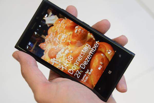 Wer gerade einen Systemwechsel überlegt oder noch überhaupt kein Smartphone besitzt, sollte einen genaueren Blick auf das Lumia 920 werfen. Denn obwohl auch andere Windows Phones, wie etwa das HTC 8X, recht gelungen sind, sticht Nokias neues Flaggschiff in vielen Details positiv hervor. Man muss aber bereit sein, sich in Microsofts Dienste-Welt zu begeben.Zum ausführlichen Testbericht >>>