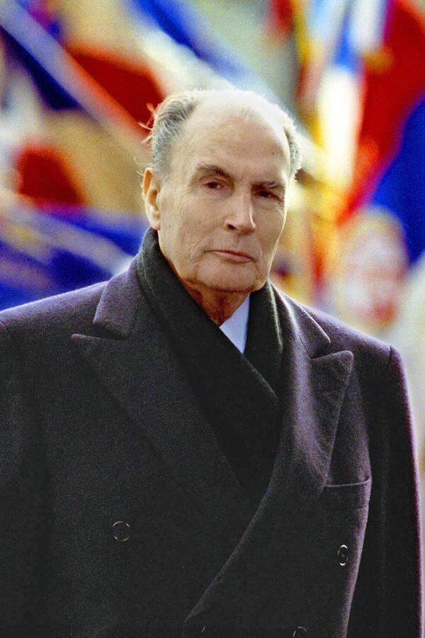 Im dritten Anlauf erfüllte sich Mitterrand seinen Traum: Als erster Sozialist schaffte er es 1981 an die Spitze der V. Republik. Der Taktiker wurde 1988 auch als erster französischer Präsident vom Volk wiedergewählt. Er setzte sich in der Stichwahl gegen den Neo-Gaullisten Jacques Chirac durch. Mit 14 Jahren Amtszeit stellte Mitterrand einen Rekord auf, der wohl ungeschlagen bleiben wird, denn seit 2002 wird der Präsident nur noch für fünf Jahre gewählt.