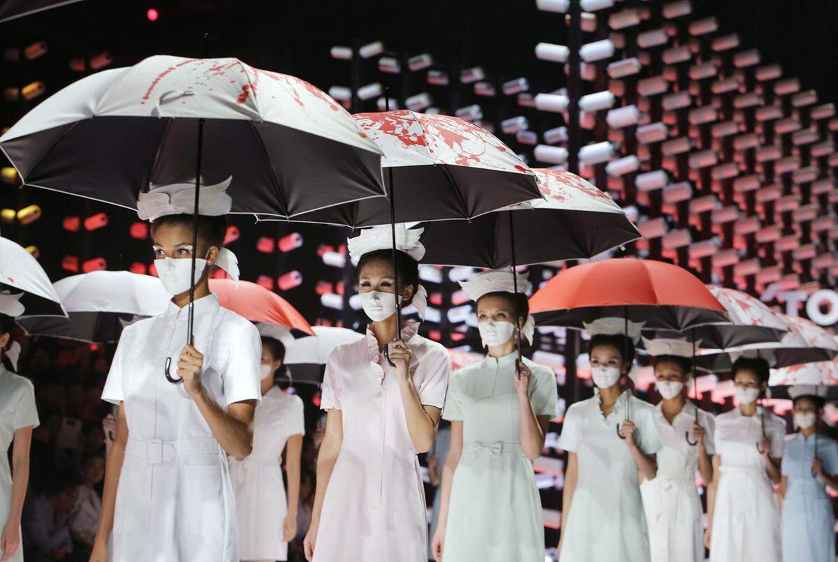 Die Toray Liu Wei Collection wurde mit Schirmen vorgestellt.