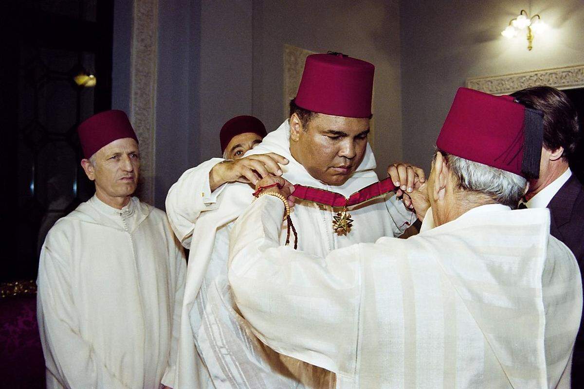 Nur einen Tag später, am 26. Februar 1964 konvertiert er  zum Islam und ändert seinen Namen auf Muhammad Ali. Seine erste Ehe mit Fotomodel Sonji Roi, die er im August 1964 heiratete, wurde nach nicht einmal zwei Jahren wieder geschieden.