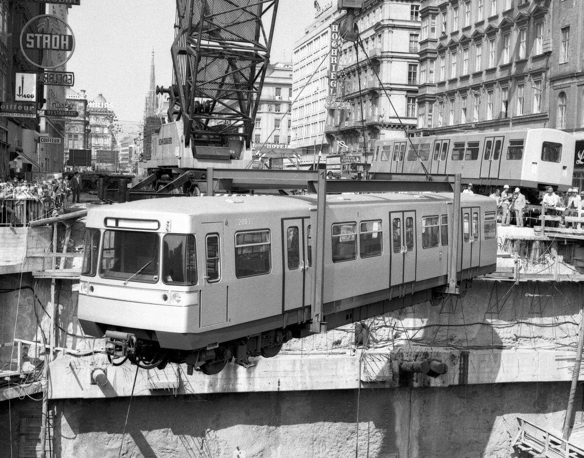 1973 wurde die erste Garnitur für Probefahrten durch einen Schacht auf die Gleise der U1 gehoben. Tatsächlich in Echtbetrieb mit Passagieren ging der Silberpfeil am 25. Februar 1978.