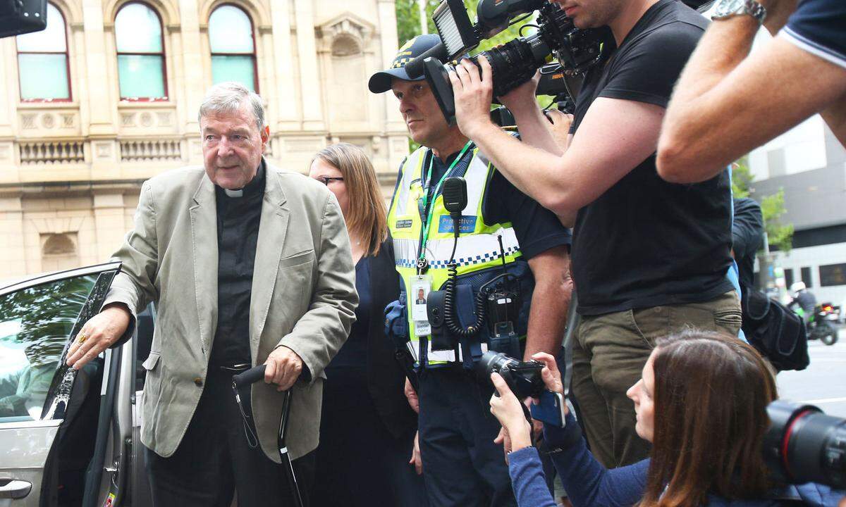Wegen einer Knieoperation gegen Kaution frei: Der frühere Erzbischof George Pell auf dem Weg in den Gerichtssaal.