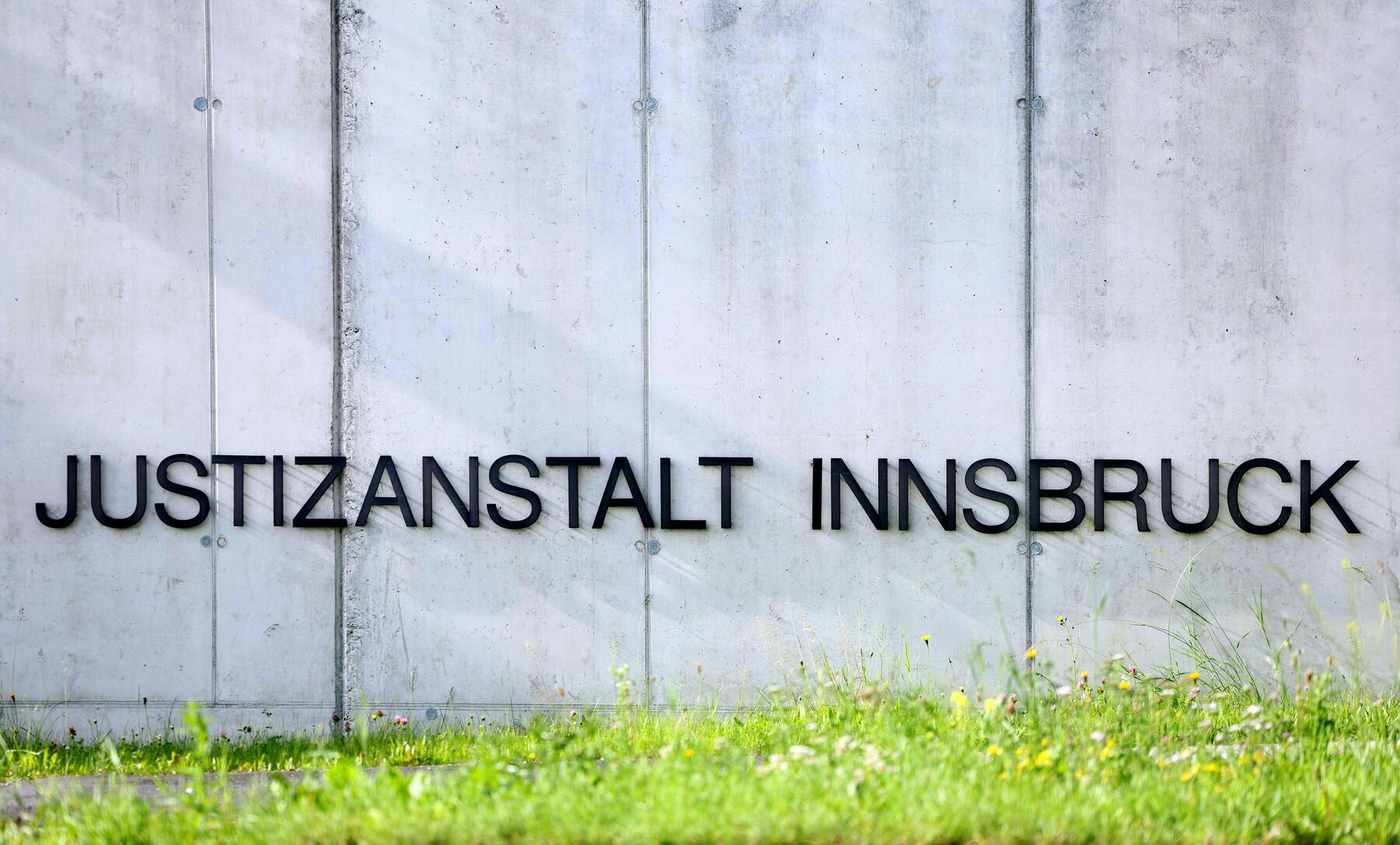 Häftling seilt sich aus Innsbrucker Justizanstalt ab