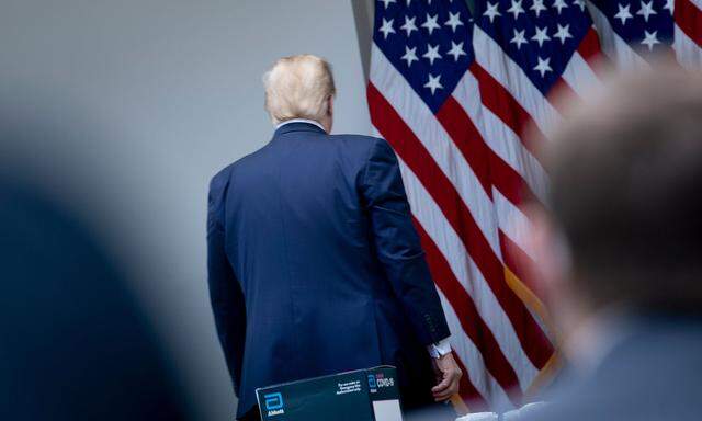 Donald Trump verlässt eine Pressekonferenz vorzeitig