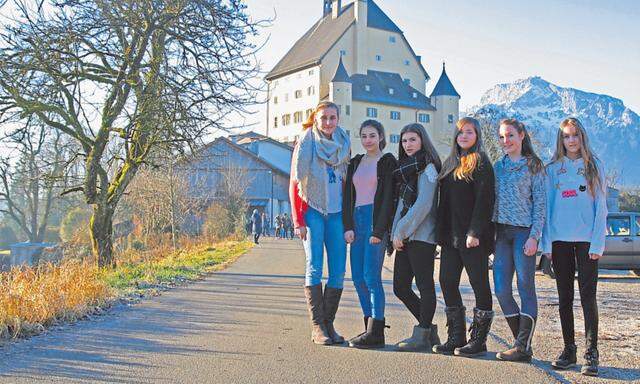 Schülerinnen der 4a vor der NMS Goldenstein in Elsbethen bei Salzburg. Johanna, Lena, Sira und Co. werden schon an anderen Schulen sein, wenn im Herbst die ersten Buben hier lernen.