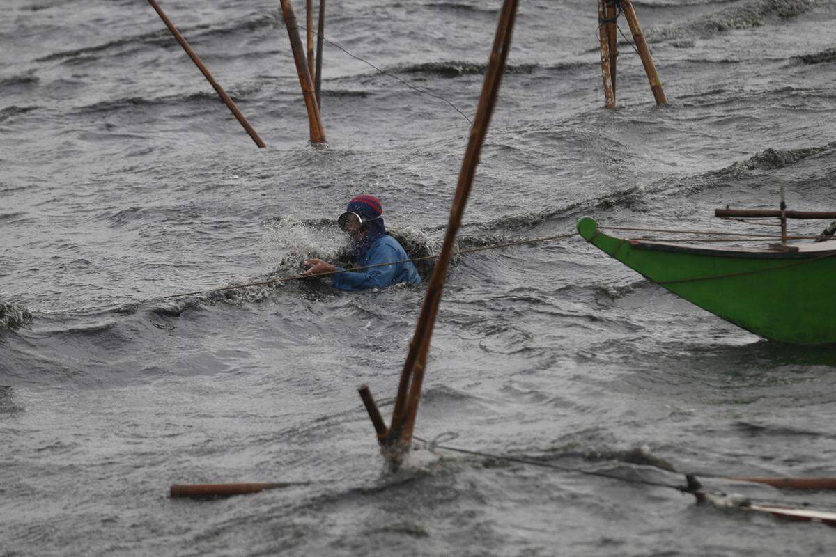 "Haiyan" gilt als einer der stärksten Taifune, die je auf Land getroffen sind. Er hatte schwere Verwüstungen angerichtet und mehr als 6.200 Menschen in den Tod gerissen.
