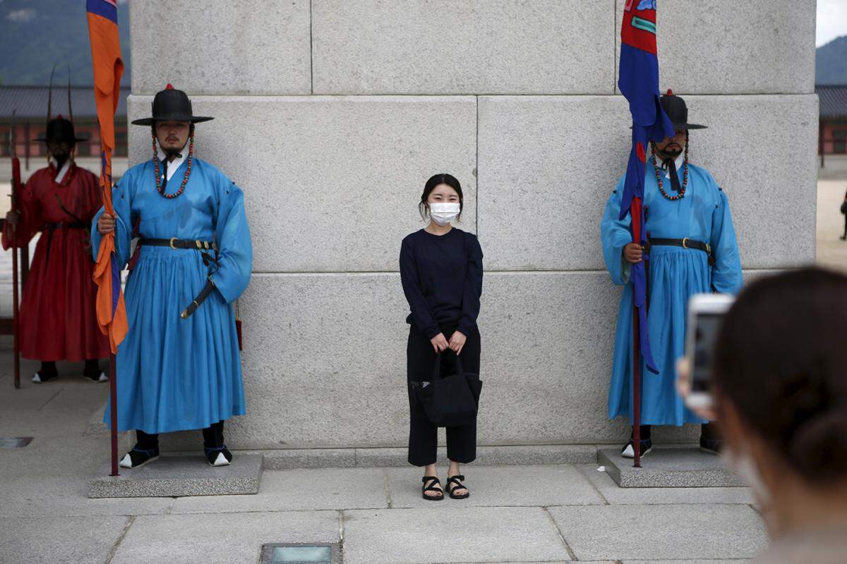 Zwar bekräftigte Südkoreas Regierung, dass für die Bevölkerung kein Grund für Panik bestehe, dennoch verschob Präsidentin Park Geun Hye eine geplante USA-Reise in die USA.
