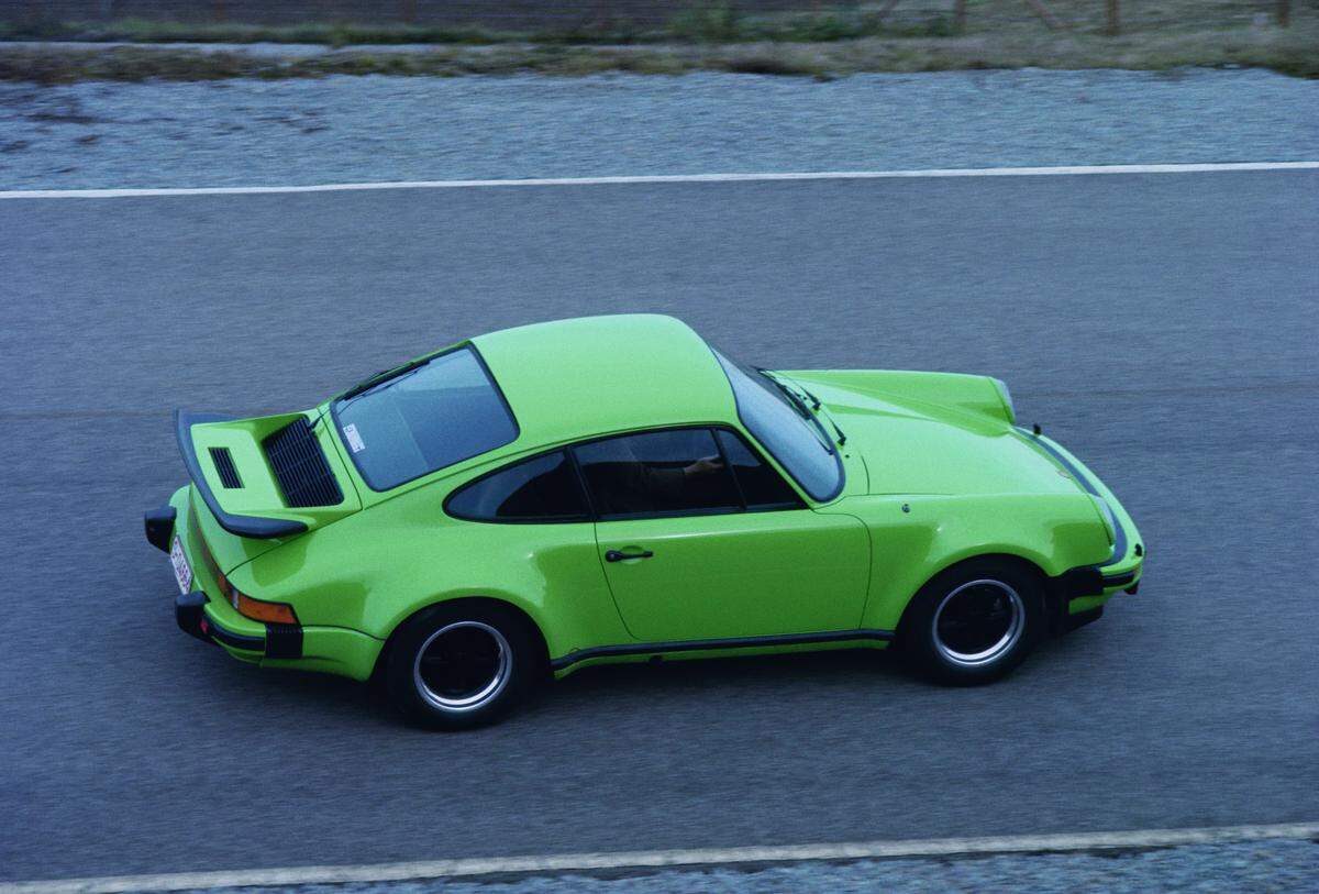 Die frühen 1970er waren die Pioniertage für den heutigen Turbobegriff im Auto. 1974 wurde erstmals der Porsche 911 Turbo (Bild) vorgestellt, quasi als Spiegelschrift des Porsche 917, der auf der Rennstrecke Angst und Schrecken verbreitete – vor allem unter den eigenen Fahrern.