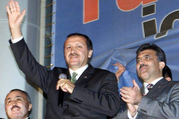Am 3. November 2002 erschüttert ein politisches Erdbeben die Türkei, die islamisch-konservative AKP erringt unter ihrem Vorsitzenden Erdogan 34,4 Prozent der Stimmen. Weil Erdogan nicht kandidieren durfte, wird sein Vize, der heutige Präsident Abdullah Gül, zum Regierungschef. Vorübergehend. Denn dann wird am Gesetzestext geschraubt: Die "Lex Erdogan" erlaubt es dem AKP-Chef schließlich, über eine Nachwahl ins Parlament einzuziehen und am 11. März 2003 zum Regierungschef aufzusteigen. Das "lebenslange" Politikverbot für Erdogan, es endet nach rund fünf Jahren.