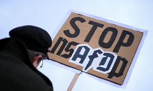 Ein Demonstrant am Brandenburger Tor fühlt sich an die Zeit erinnert, als Deutschland in der NS-Diktatur versank. 