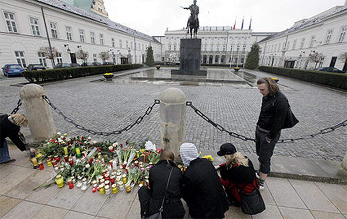 Die Flaggen in Warschau wurden auf Halbmast gesetzt, vor dem Präsidentenpalast legten Bürger Blumen nieder und entzündeten Kerzen.