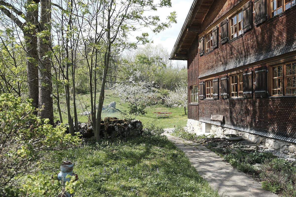Frühling in Schnepfegg 52: Außen ein traditionelles Bregenzerwälderhaus in Vorarlberg ...