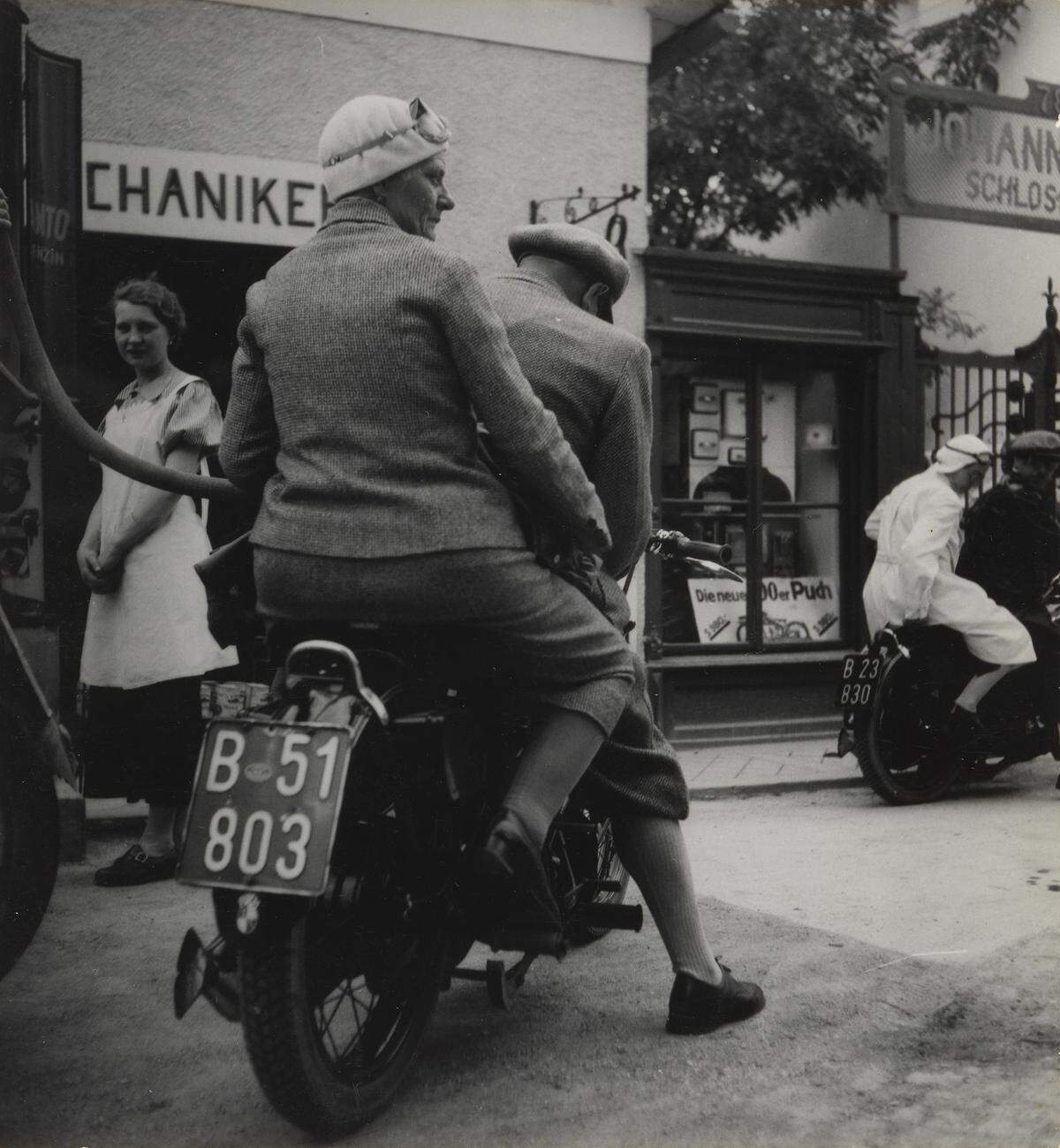 "Warum ist dieser Fotograf in der Fotografiegeschichte unerwähnt geblieben?", fragte sich Kurator Holzer damals angesichts der Qualität der Tausenden schwarz-weißen Abzüge und Negative. Robert Haas: Auf dem Motorrad, Burgenland 1937 