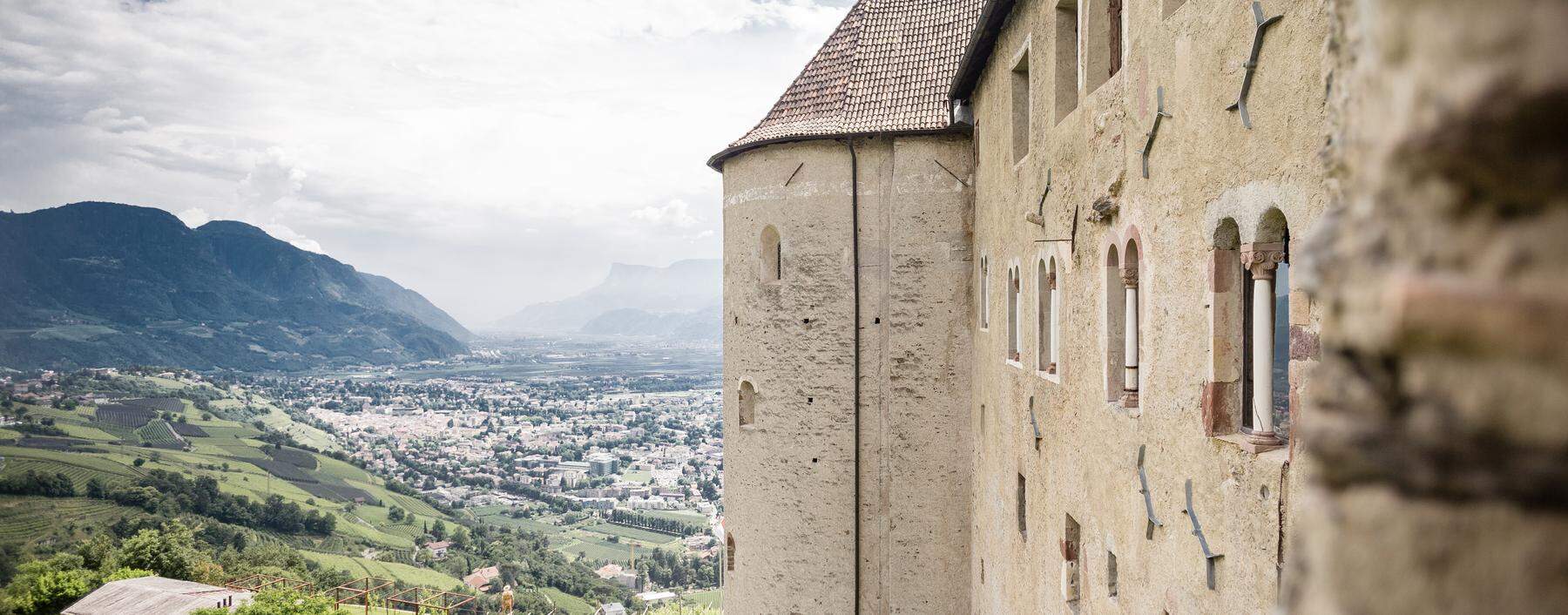 Das Schloss und Dorf, das dem Land seinen Namen gab: Tirol. Steht bei Meran. 