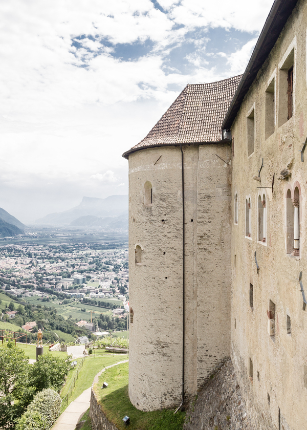 Das Schloss und Dorf, das dem Land seinen Namen gab: Tirol. Steht bei Meran. 