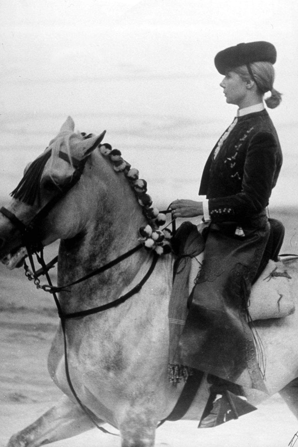 Während ihre Kinder ein stabiles Leben genossen, war ihre eigene Jugend durchwachsen. Ihre Mutter starb als sie acht Jahre alt war. Vom Ausbruch des Spanischen Bürgerkrieges bis 1945 lebte sie dann mit ihrem Vater in London, wo sie angeblich auch mit der späteren Queen Elizabeth II. gespielt hat.