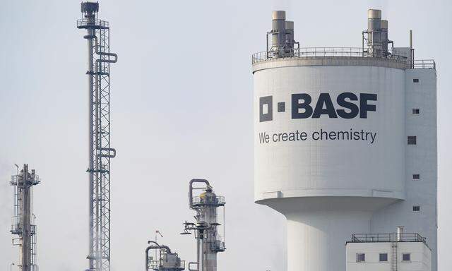Der Chemiekonzern BASF streicht weltweit 2600 Stellen. 