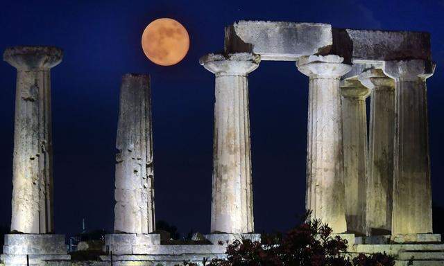 „Guter Mond, du gehst so stille in den Abendwolken hin“, heißt es in einem deutschen Volkslied. Doch auch in Griechenland – hier vor der dem Apollotempel in Korinth - gibt der einzige Mond der Erde ein schönes Motiv ab.